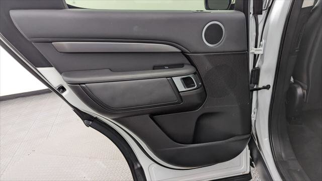 Used 2019 Land Rover Discovery SE AWD/4WD image 16
