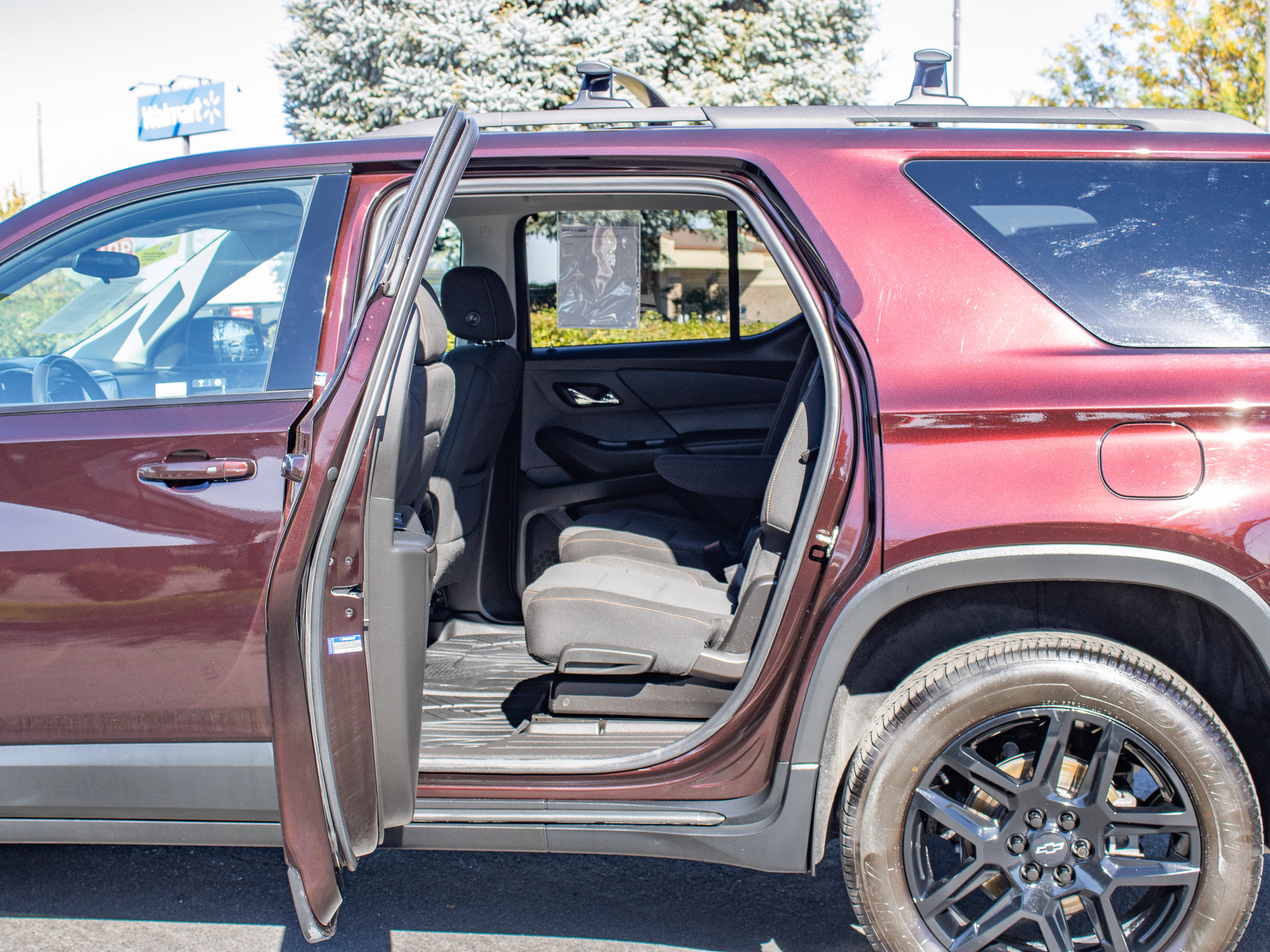 Used 2021 Chevrolet Traverse LT w/ LPO, Blackout Package AWD/4WD image 14