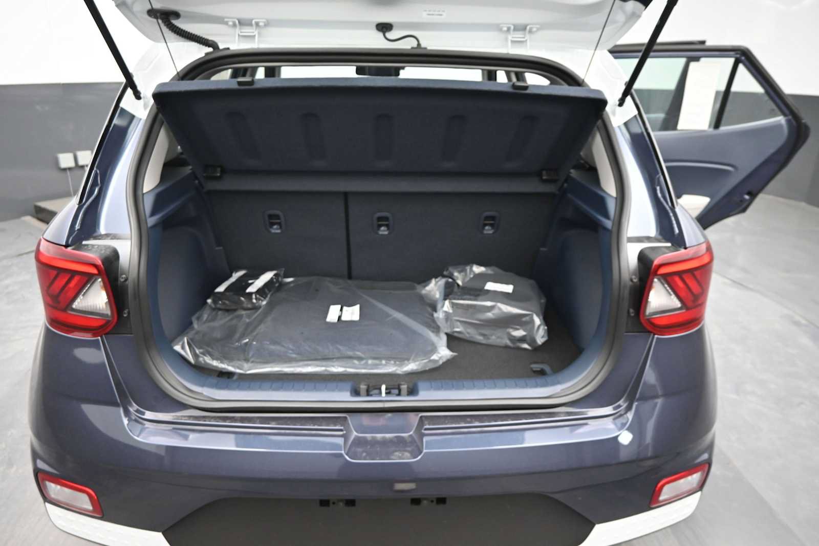 New 2026 Hyundai Venue SEL FWD image 14