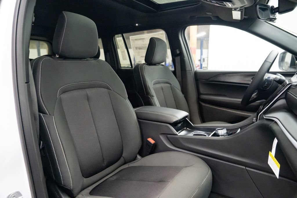 New 2025 Jeep Grand Cherokee Laredo X w/ Luxury Tech Group I image 27