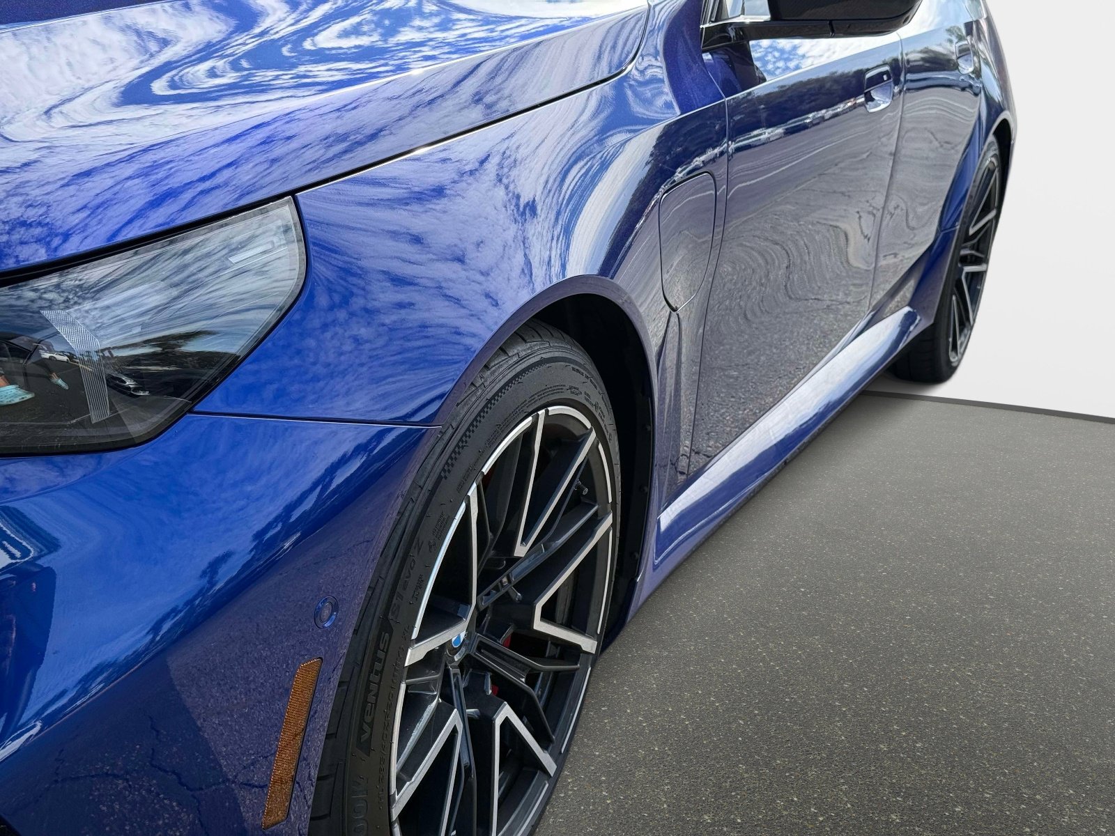 Used 2025 BMW M5 w/ Carbon Package image 11