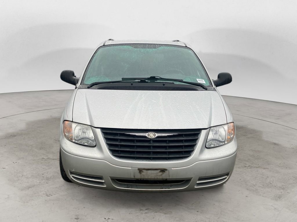 Used 2005 Chrysler Town & Country w/ Popular Equipment Group I FWD image 5