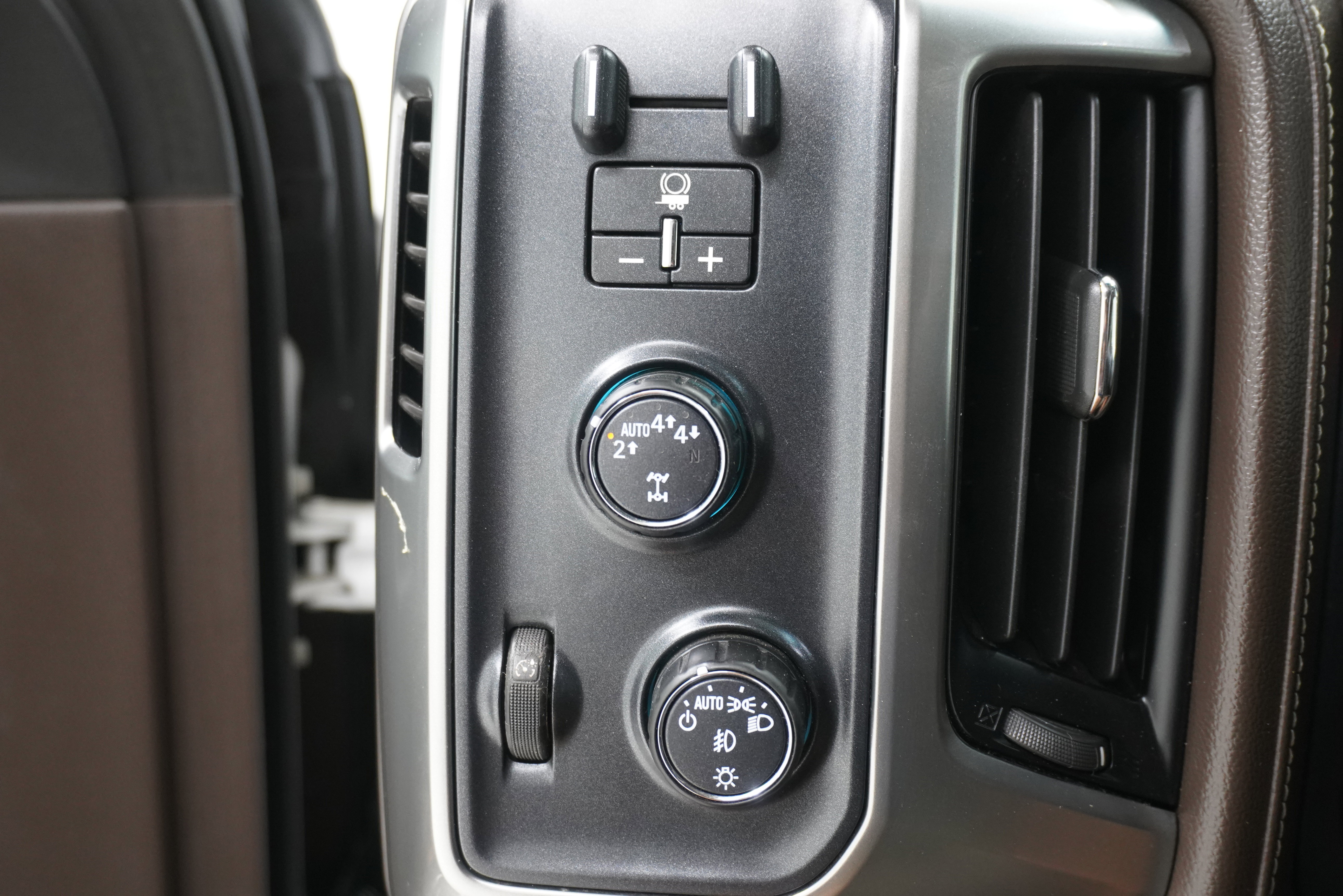 Used 2018 Chevrolet Silverado 1500 LTZ w/ Texas Edition AWD/4WD image 24