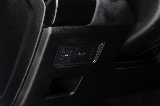 Used 2020 Land Rover Discovery Landmark AWD/4WD image 30