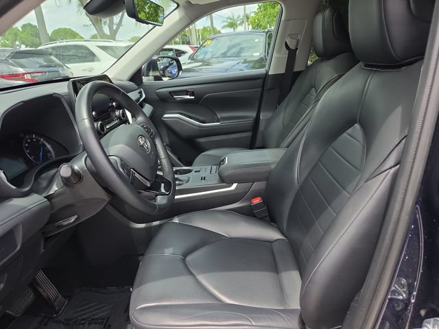 Used 2021 Toyota Highlander XLE AWD/4WD image 11