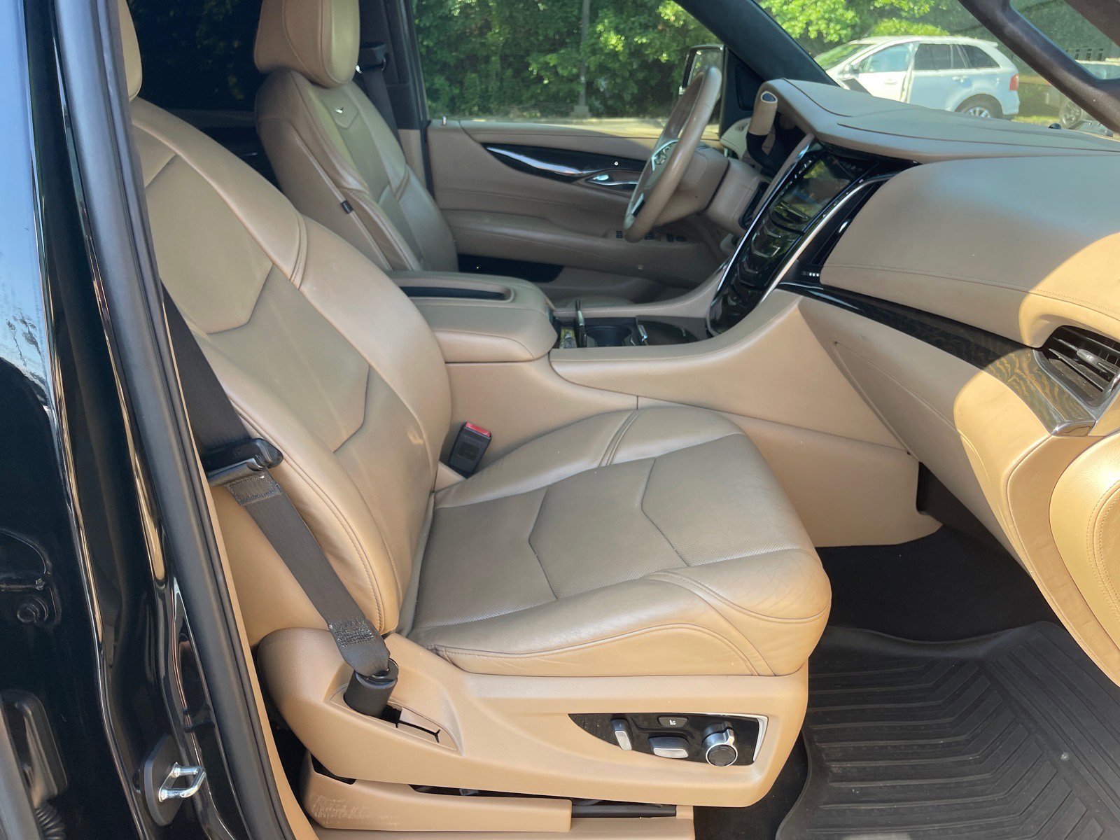 Used 2019 Cadillac Escalade ESV Platinum AWD/4WD image 18