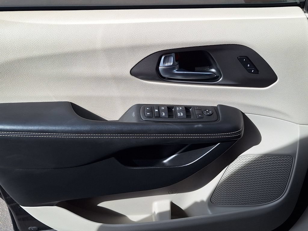 Used 2022 Chrysler Pacifica Touring-L FWD image 9