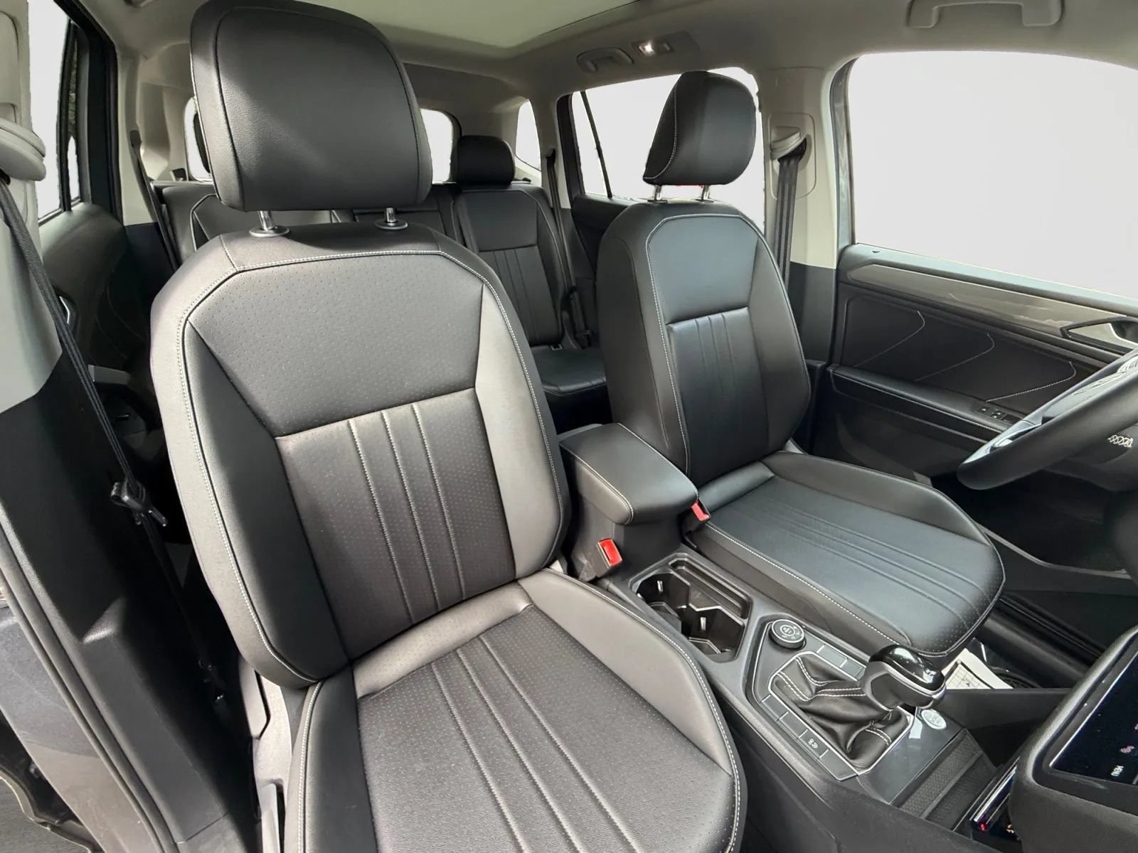 Used 2024 Volkswagen Tiguan SE w/ Panoramic Sunroof Package AWD/4WD image 21