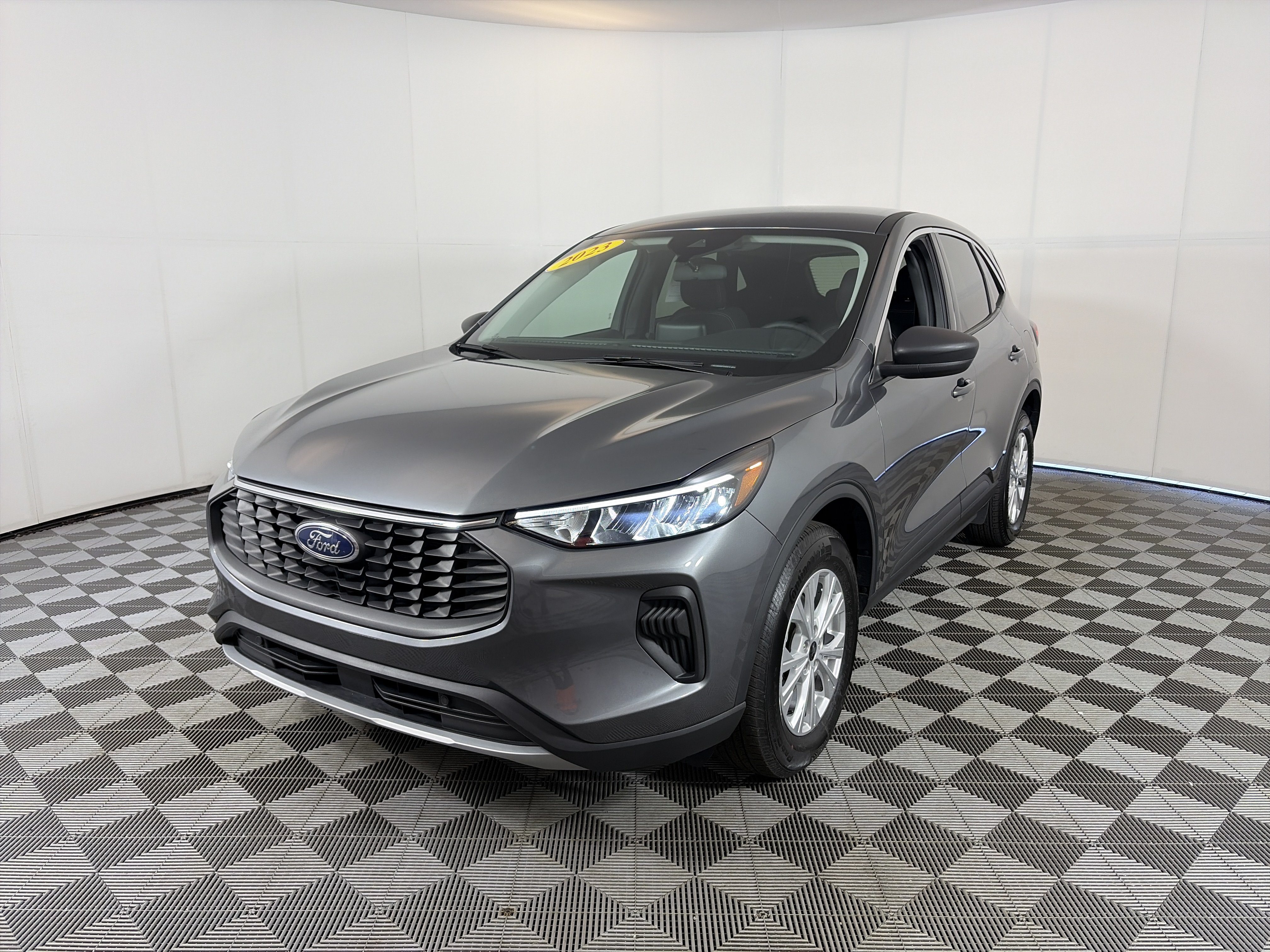 Used 2023 Ford Escape Active AWD/4WD image 2