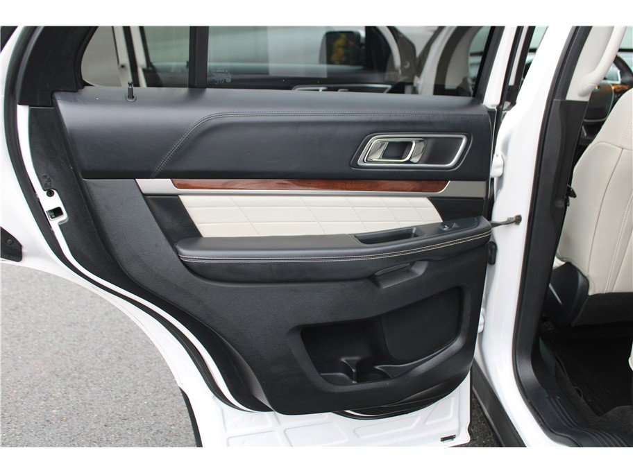 Used 2017 Ford Explorer Platinum image 11