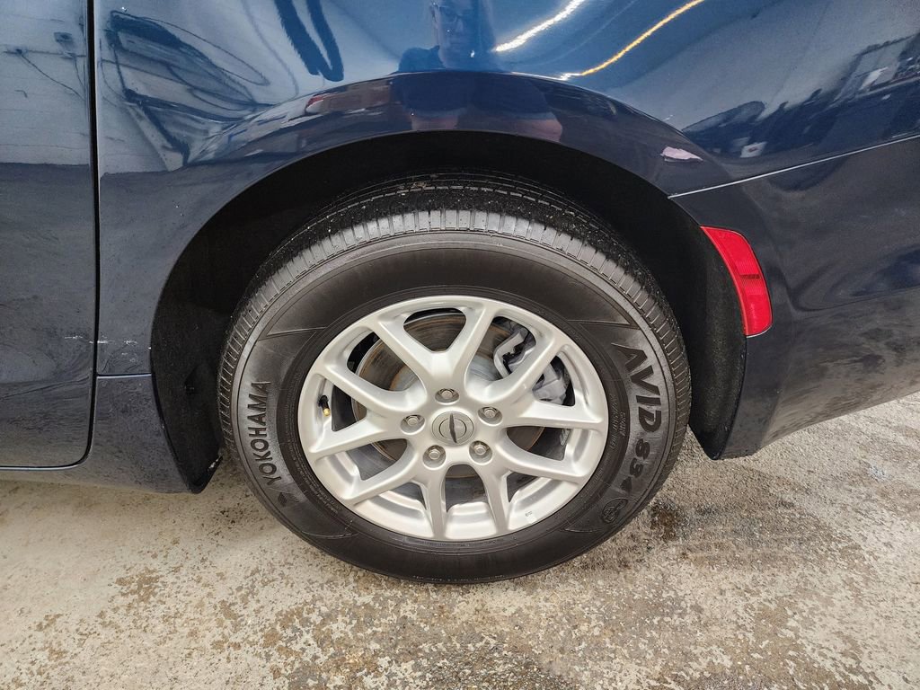 Used 2025 Chrysler Pacifica Select FWD image 34