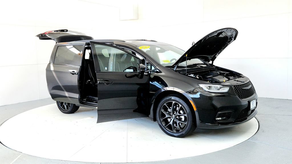 Used 2023 Chrysler Pacifica Limited w/ Uconnect Theater Family Group AWD/4WD image 12
