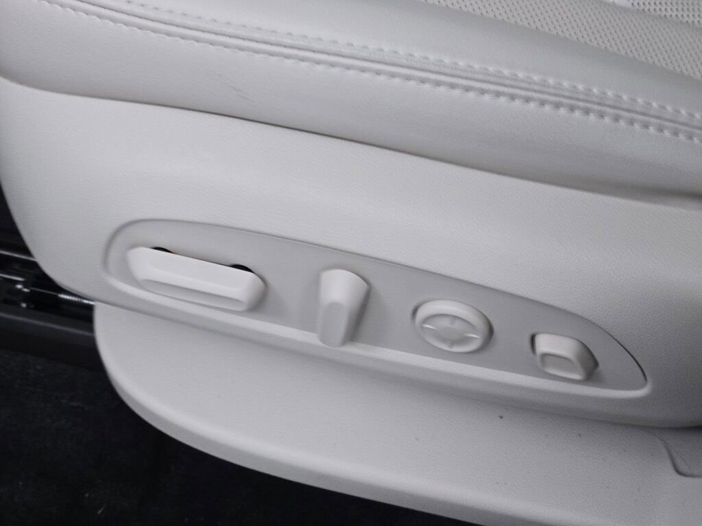 Used 2022 Buick Enclave Avenir w/ Avenir Technology Package image 28