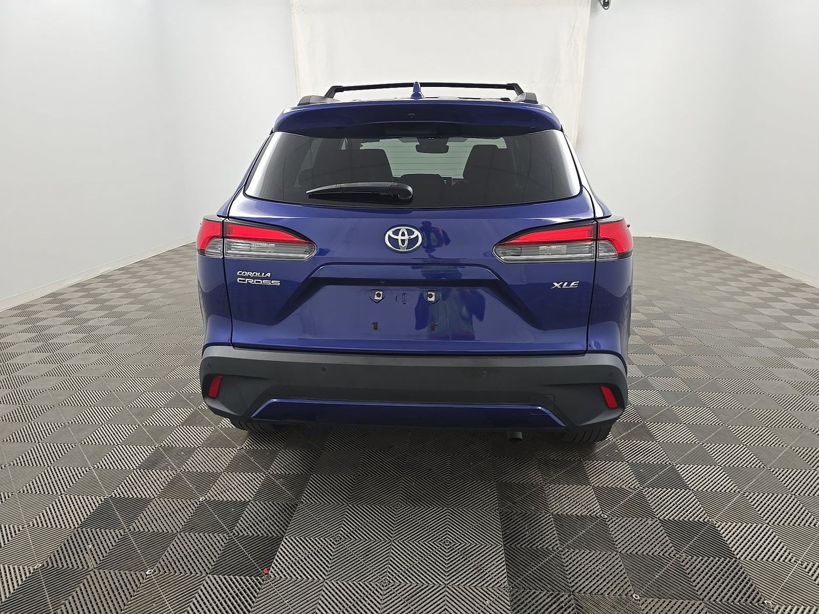 Used 2023 Toyota Corolla Cross XLE w/ Convenience Package FWD image 5