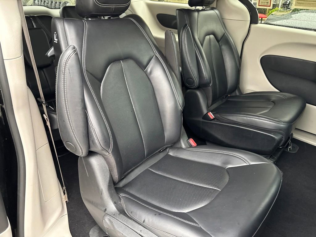 Used 2023 Chrysler Pacifica Touring-L FWD image 39