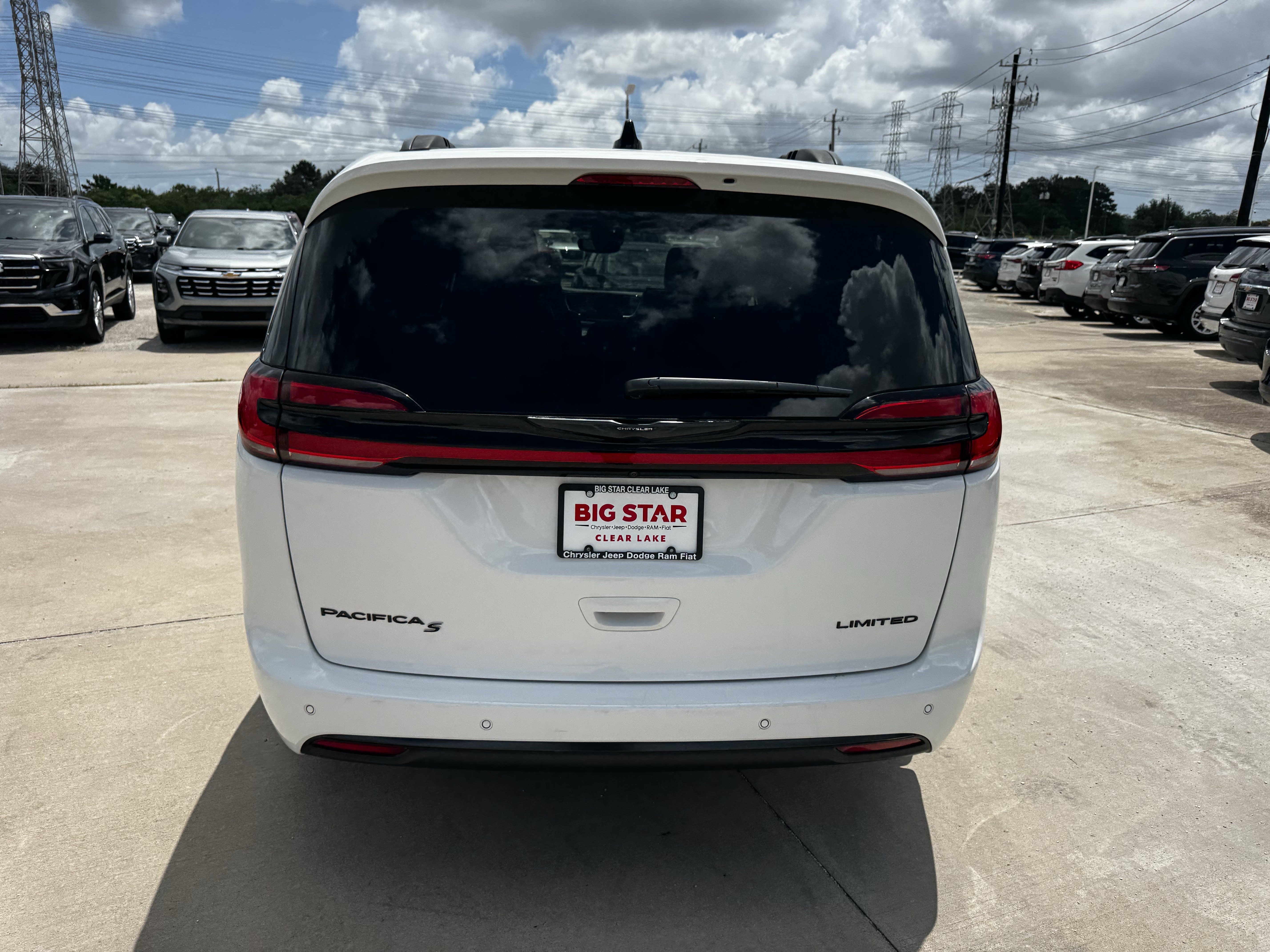 Used 2025 Chrysler Pacifica Limited FWD image 9