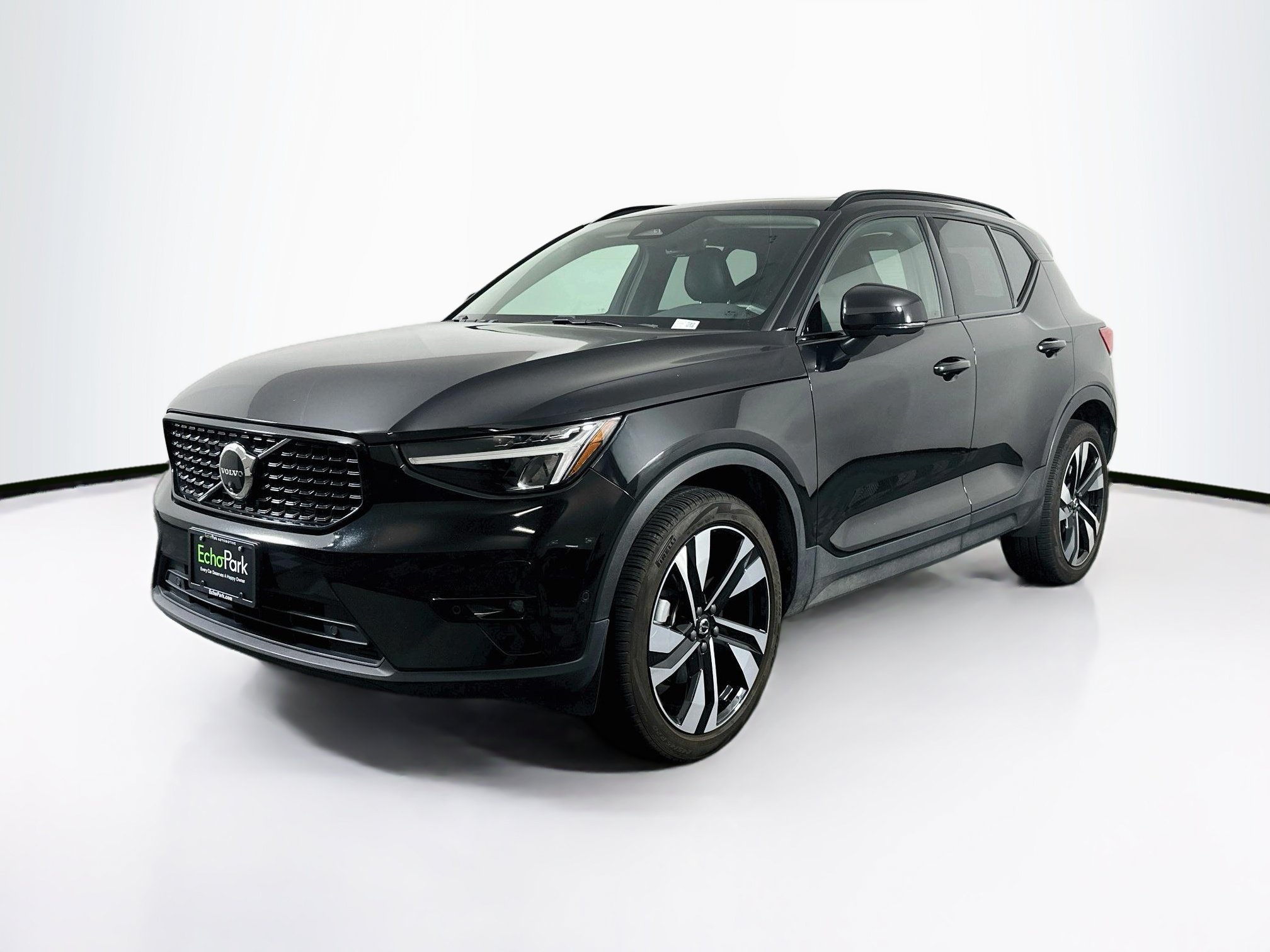 Used 2025 Volvo XC40 B5 Plus AWD/4WD image 3
