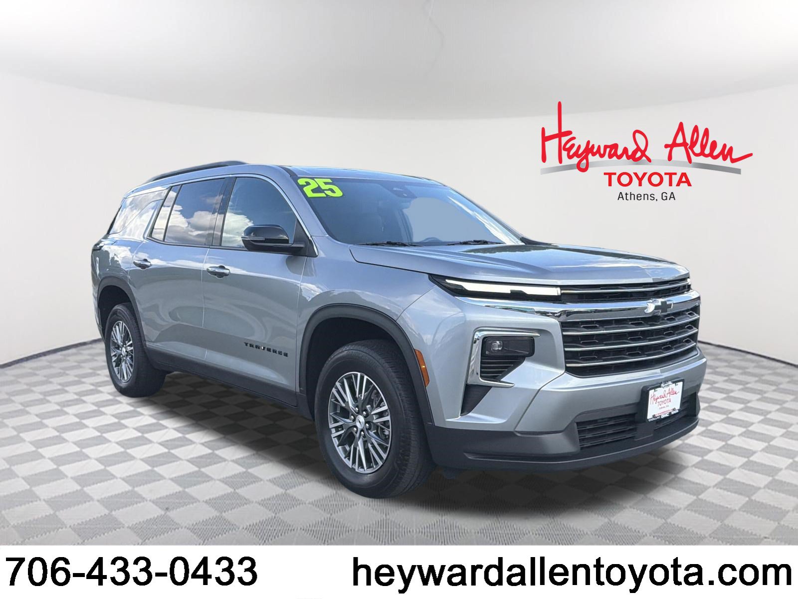 Used 2025 Chevrolet Traverse LT
