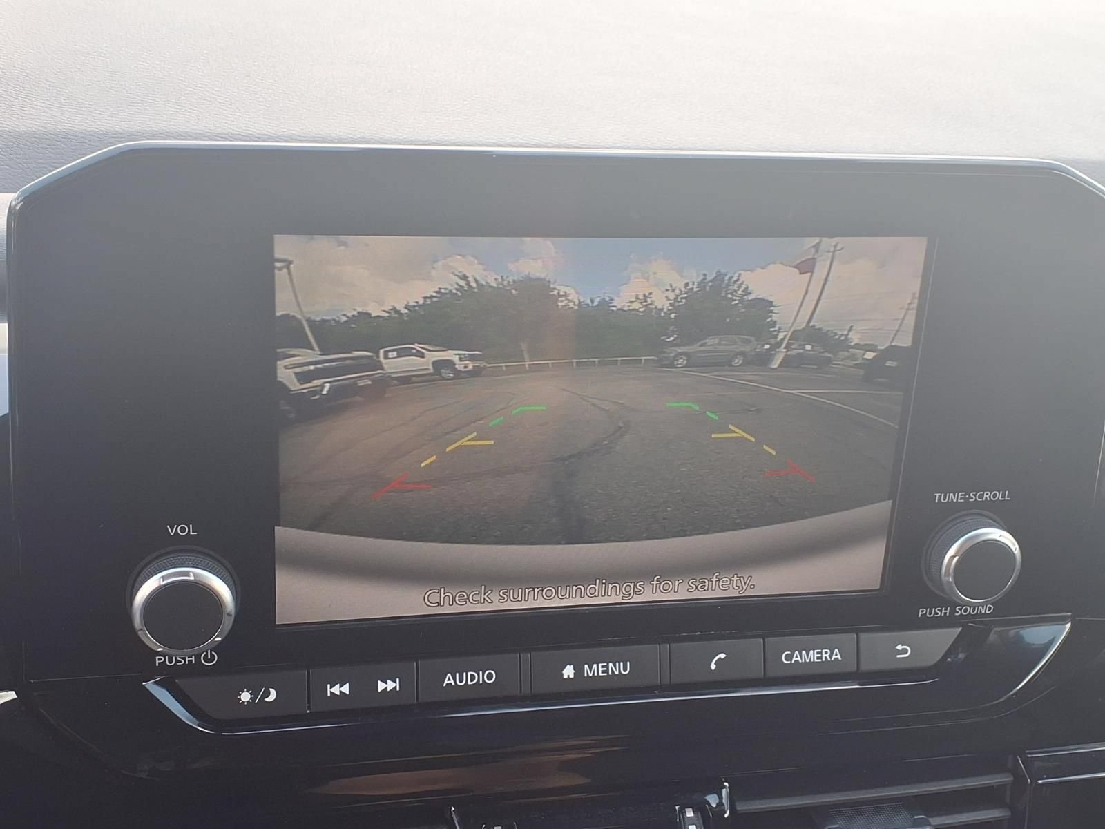 Used 2025 Nissan Pathfinder SV FWD image 4