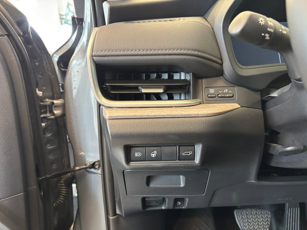 Used 2025 Toyota Grand Highlander AWD image 16