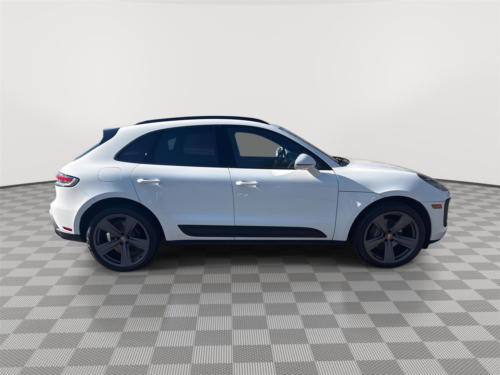 Used 2024 Porsche Macan w/ Premium Plus Package image 4