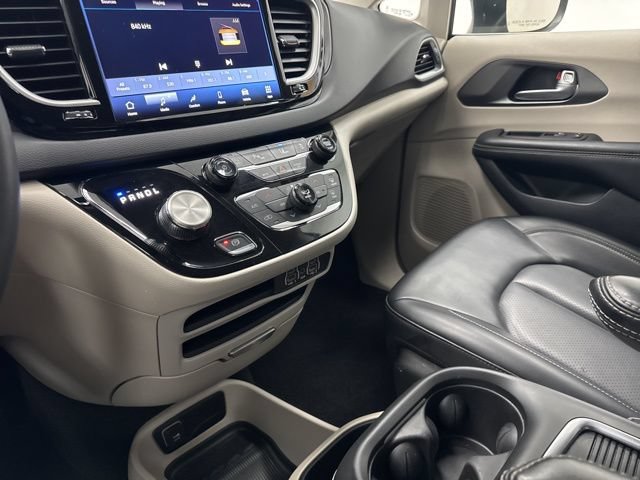 Used 2023 Chrysler Pacifica Touring-L FWD image 19
