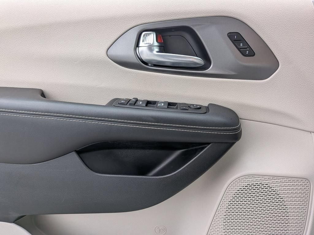 Used 2024 Chrysler Pacifica Touring-L FWD image 27