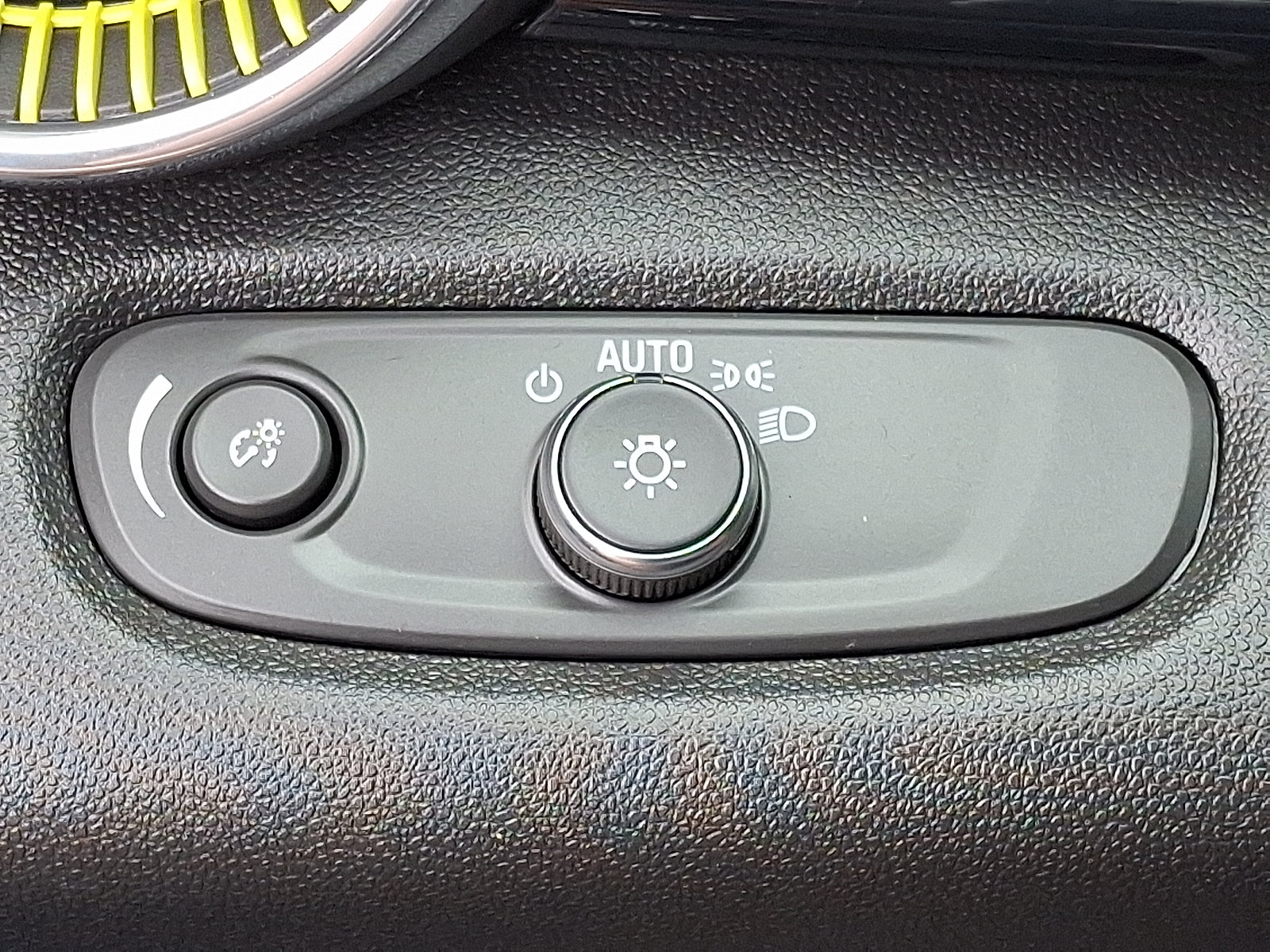 Used 2025 Chevrolet Trax ACTIV FWD image 25