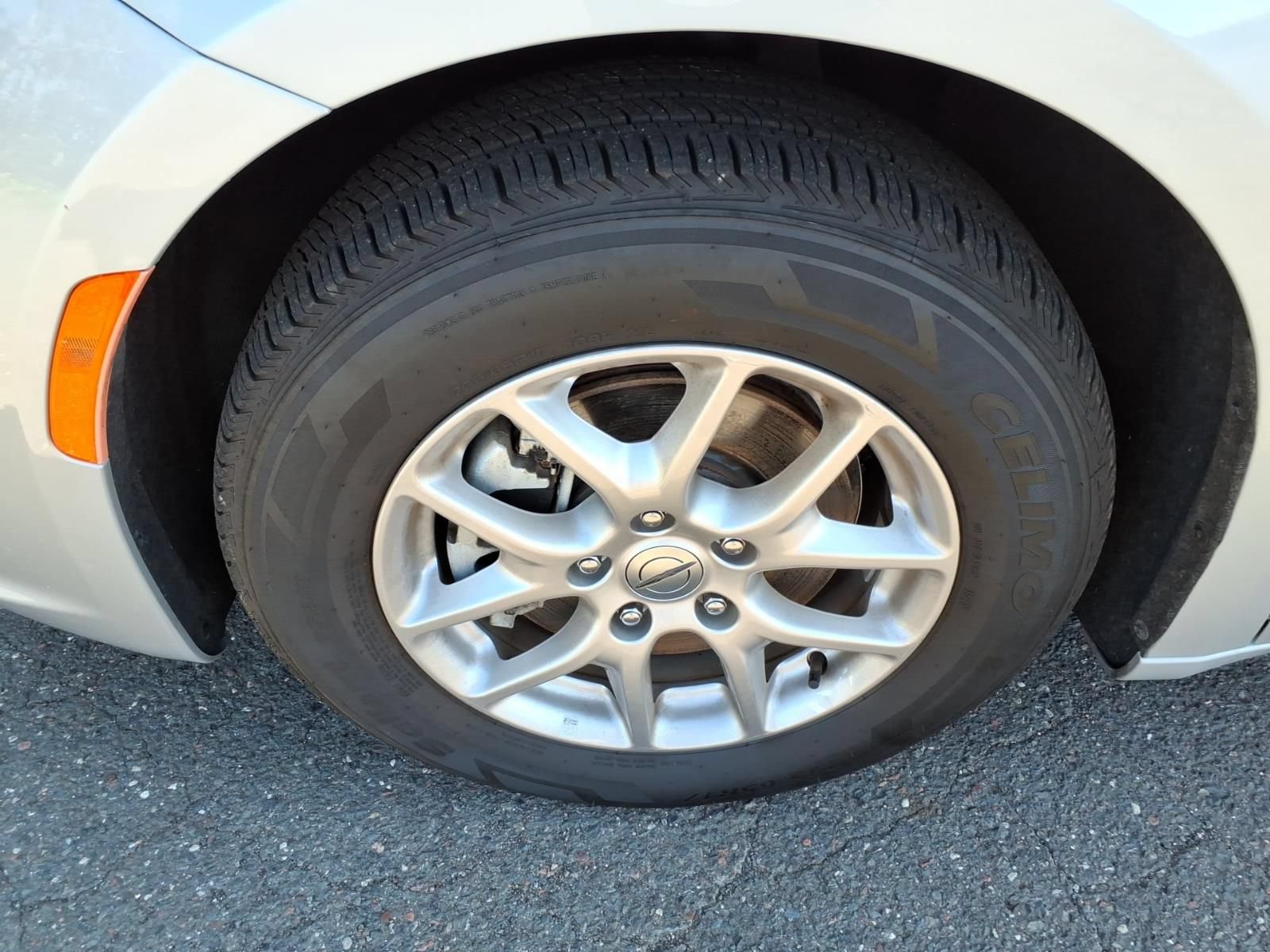 Used 2024 Chrysler Pacifica Touring-L FWD image 10