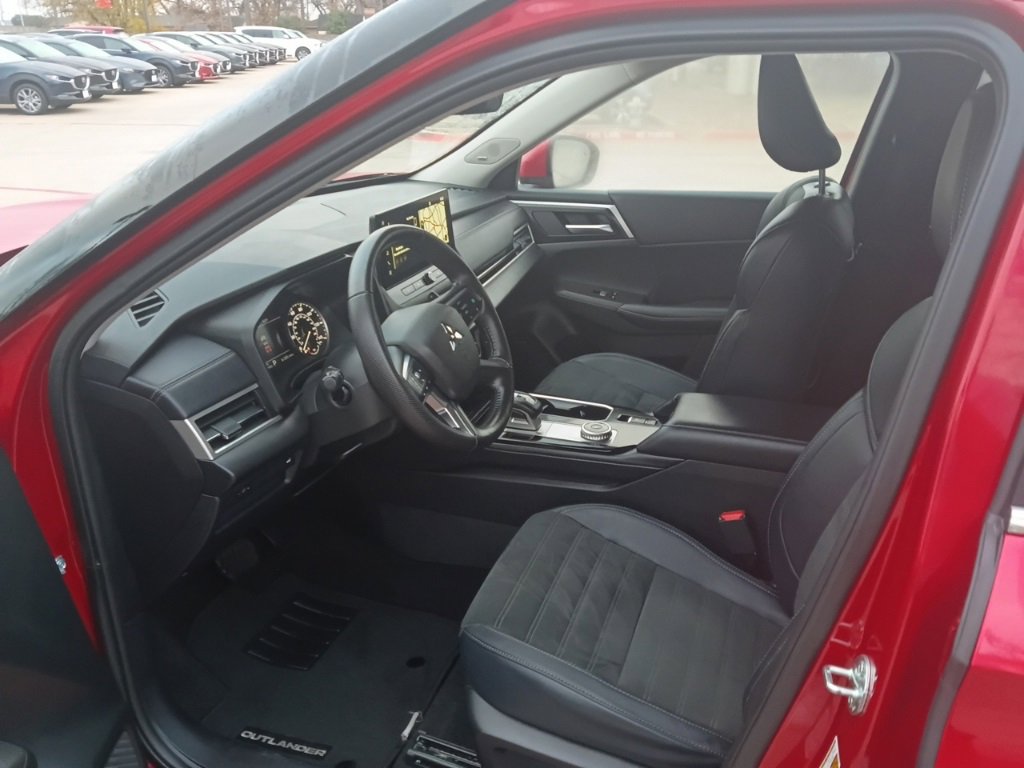 Used 2025 Mitsubishi Outlander SE image 3