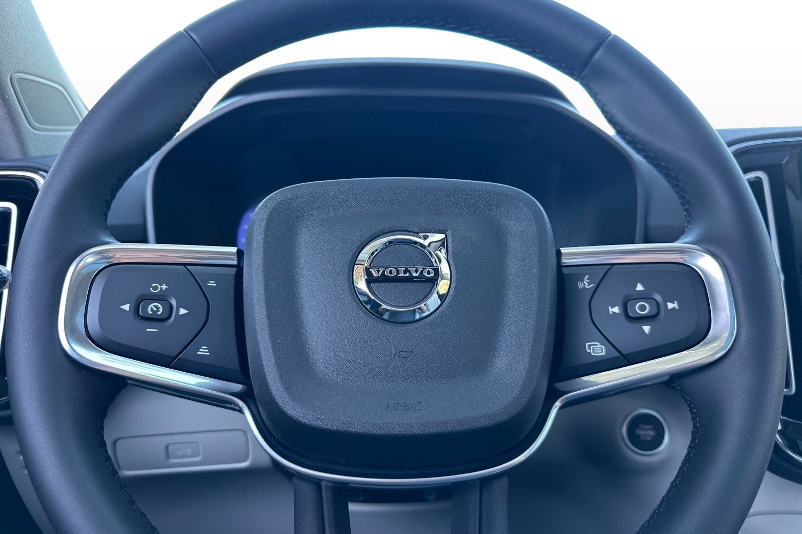 New 2026 Volvo XC40 B5 Plus w/ Protection Package Premier image 25