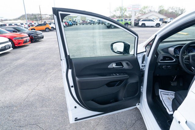 New 2026 Chrysler Pacifica Select image 10