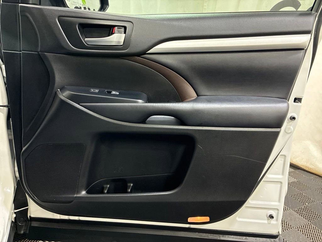 Used 2019 Toyota Highlander XLE w/ Carpet Mat Package (TMS) AWD/4WD image 11