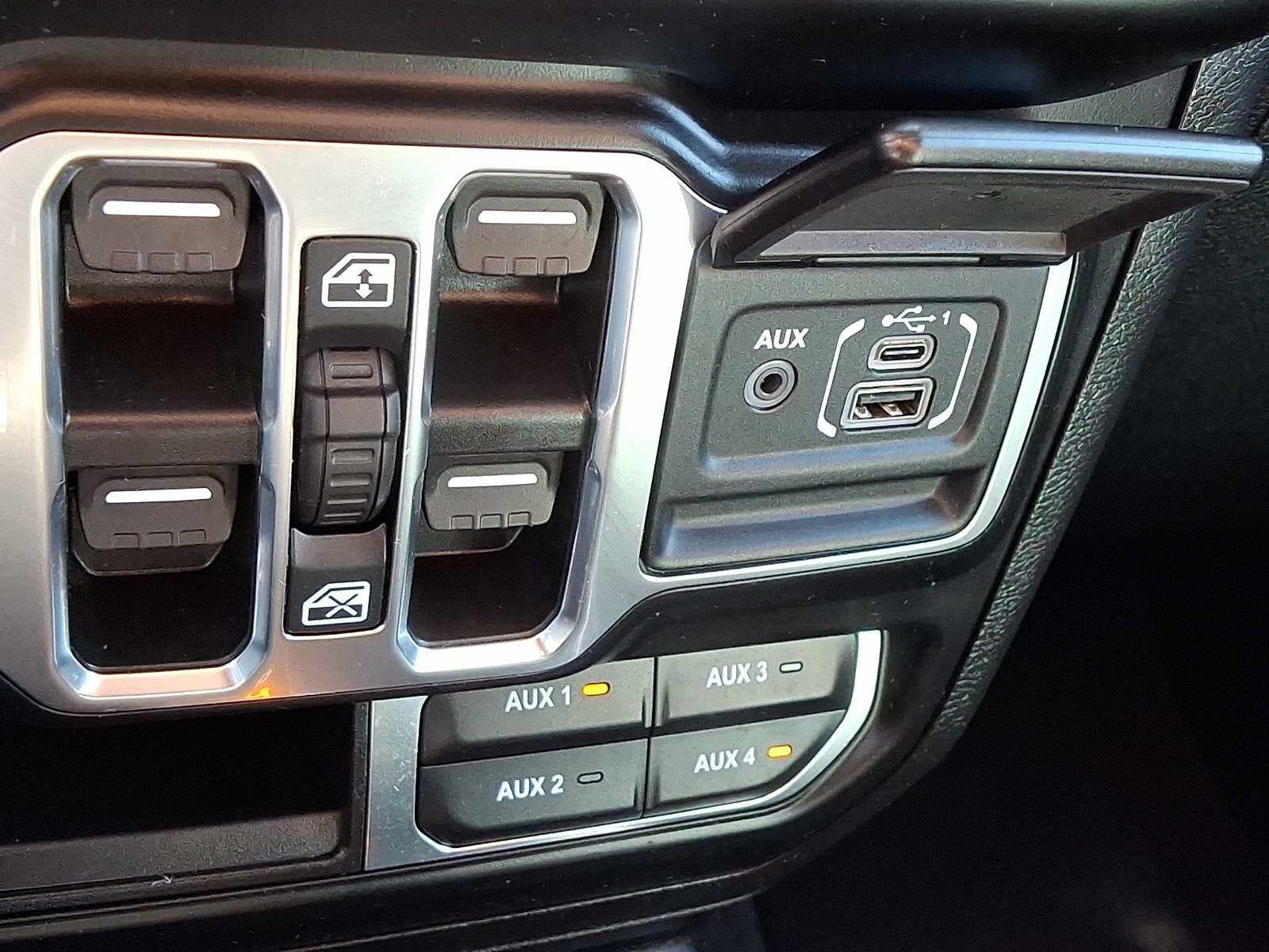 Used 2023 Jeep Wrangler Unlimited Sahara AWD/4WD image 24