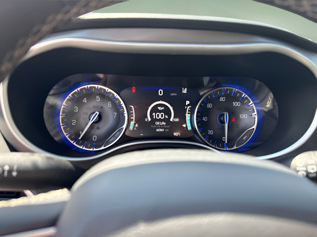 Used 2023 Chrysler Pacifica Touring-L FWD image 12