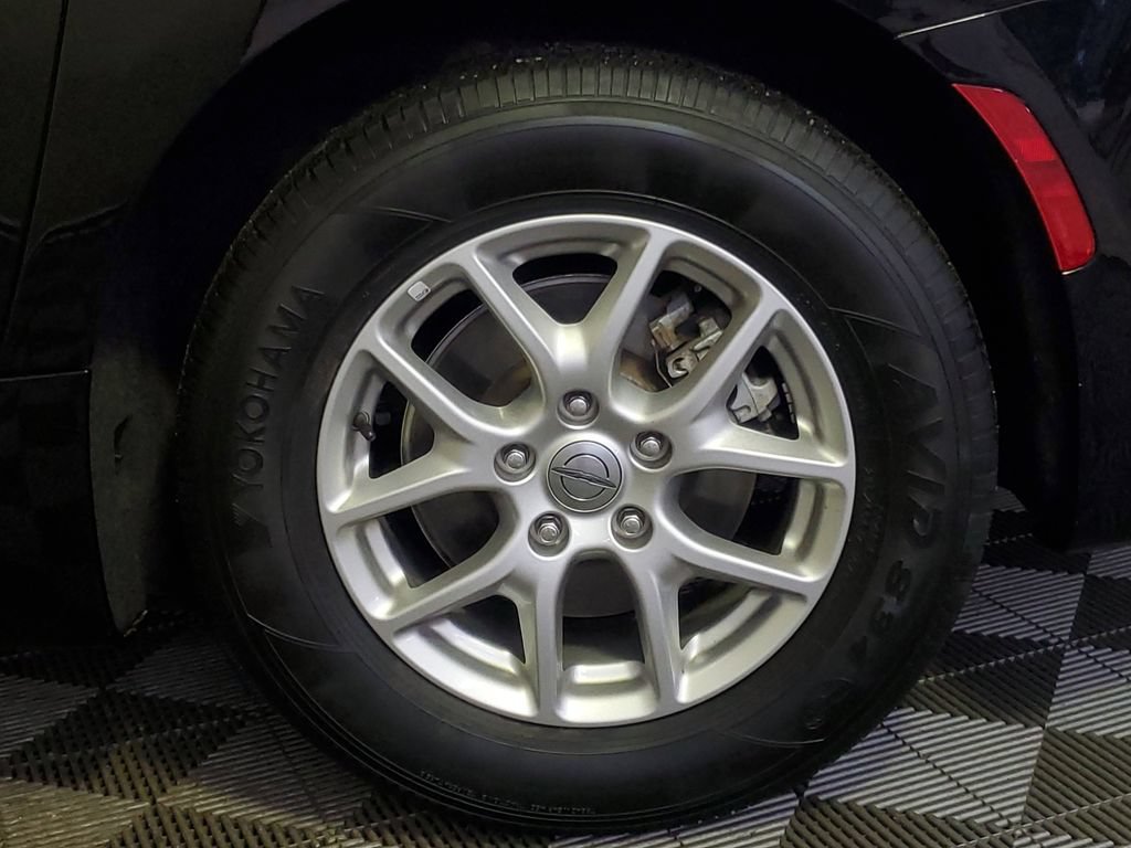Used 2024 Chrysler Pacifica Touring-L FWD image 8