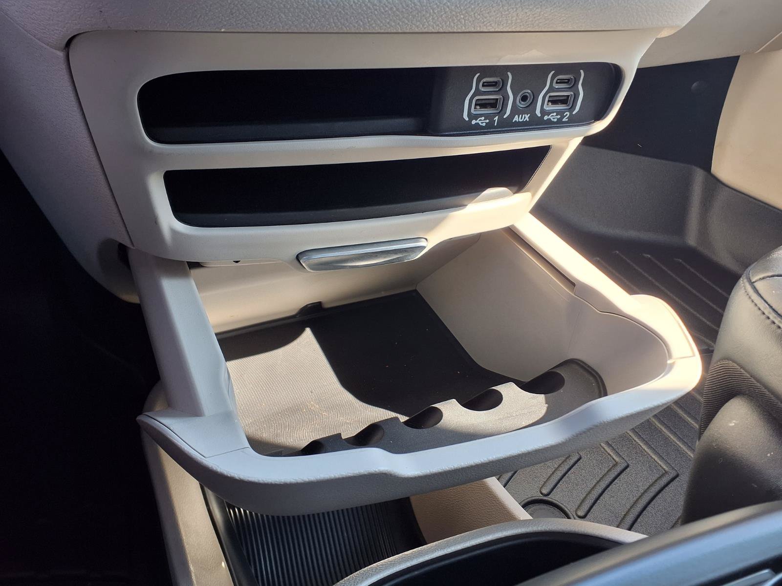 Used 2023 Chrysler Pacifica Touring-L FWD image 28