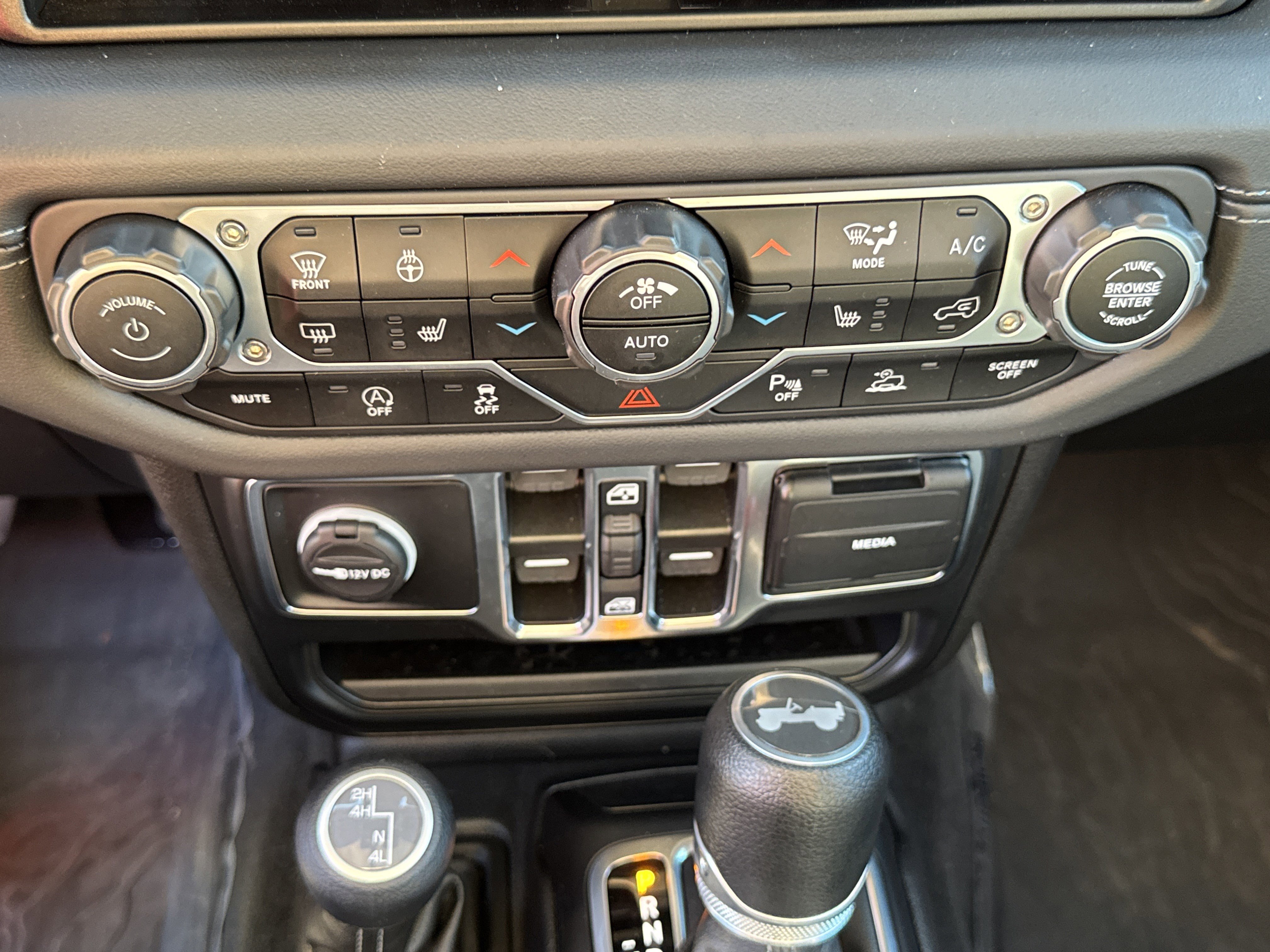 Used 2024 Jeep Wrangler Sahara w/ Technology Group image 20