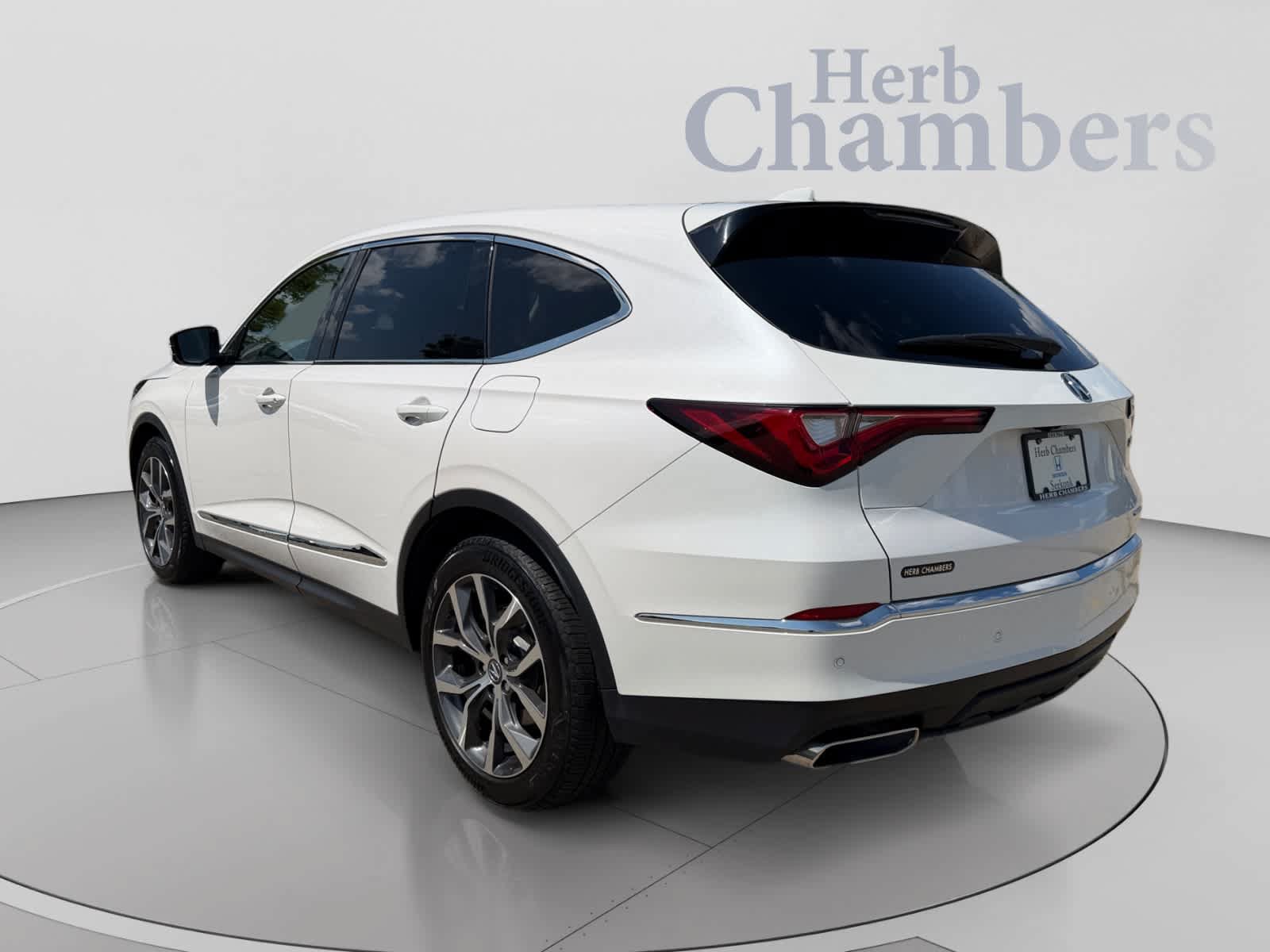 Used 2024 Acura MDX SH-AWD w/ Technology Package image 3