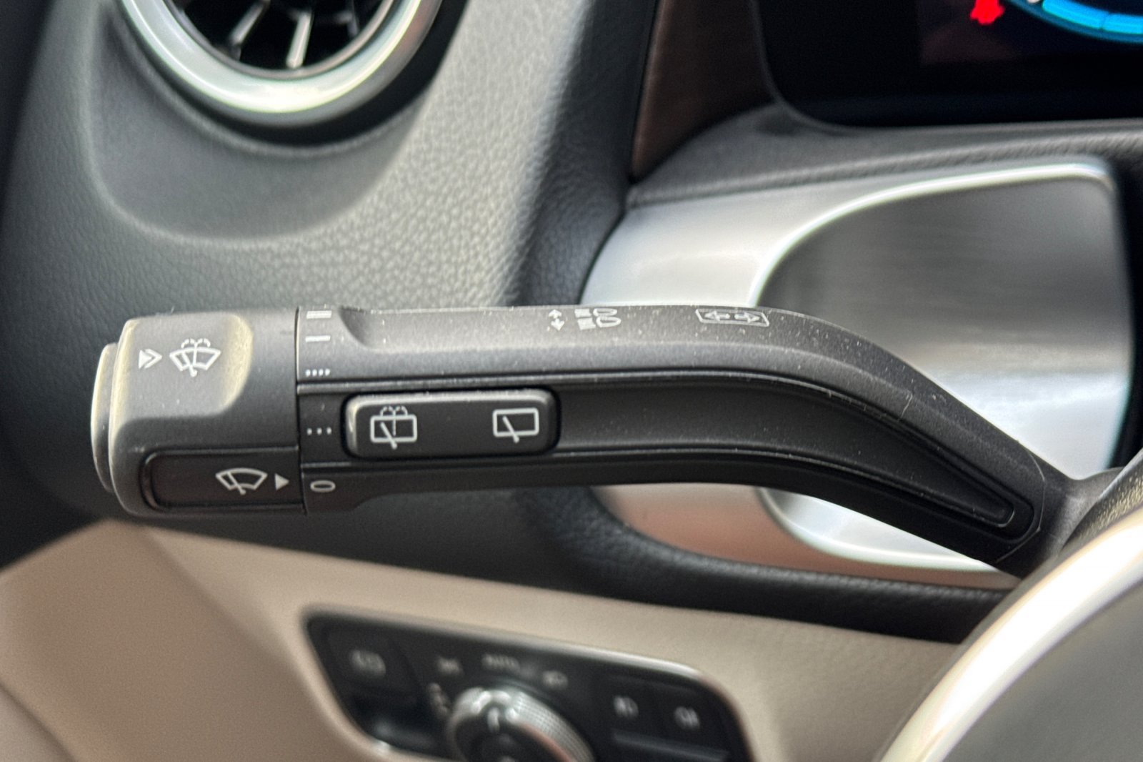 Used 2022 Mercedes-Benz GLB 250 4MATIC image 32