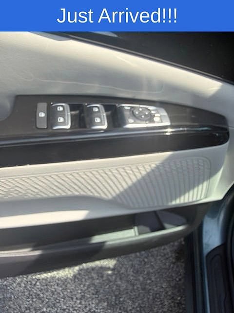 Used 2024 Kia Carnival EX FWD image 16