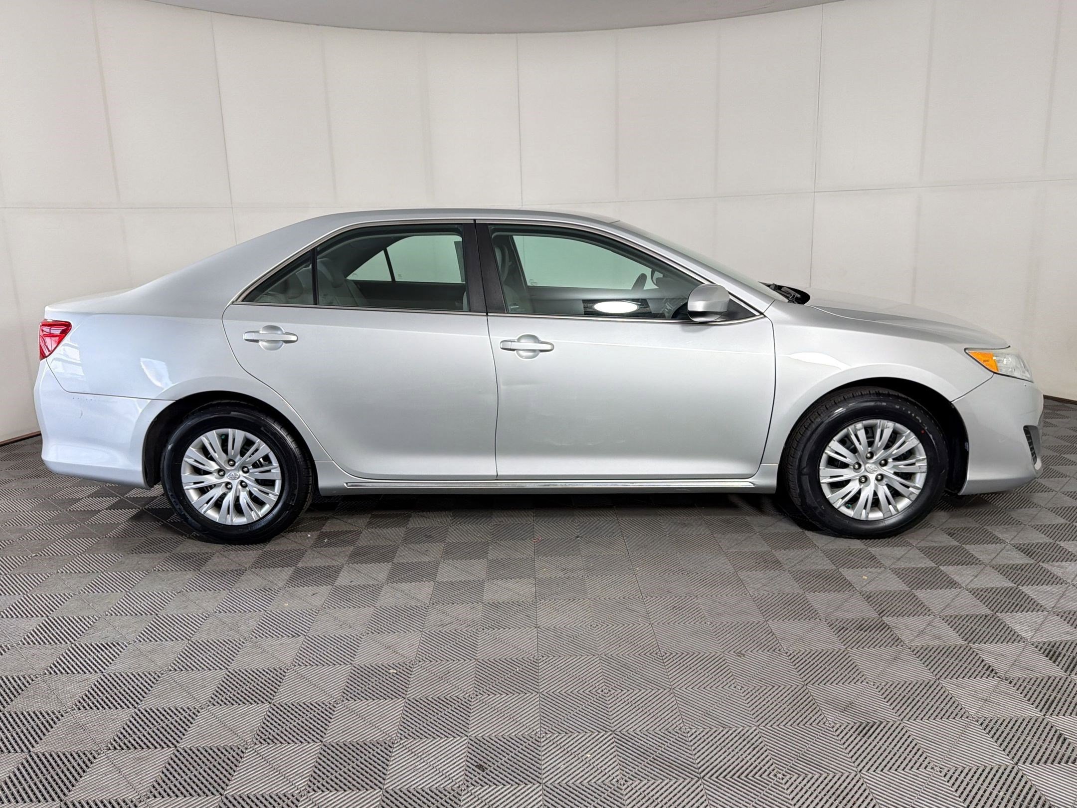 Used 2012 Toyota Camry LE image 8