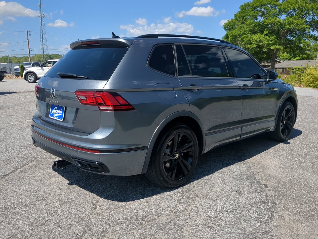 Used 2023 Volkswagen Tiguan SE R-Line FWD image 3