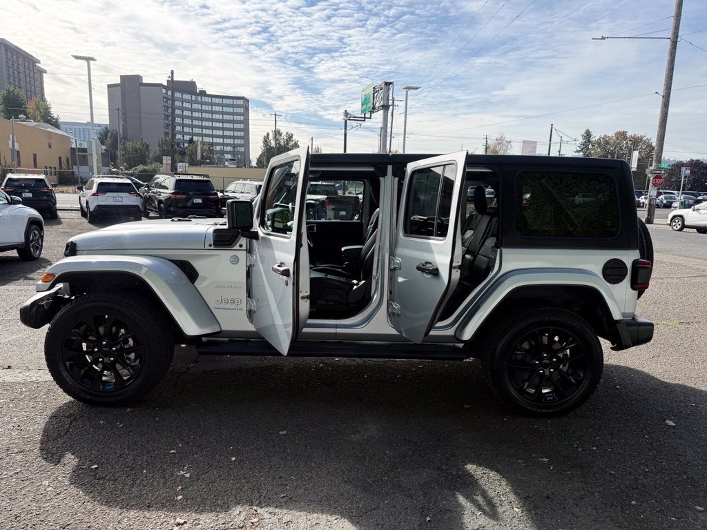 Used 2023 Jeep Wrangler Unlimited Sahara AWD/4WD image 18