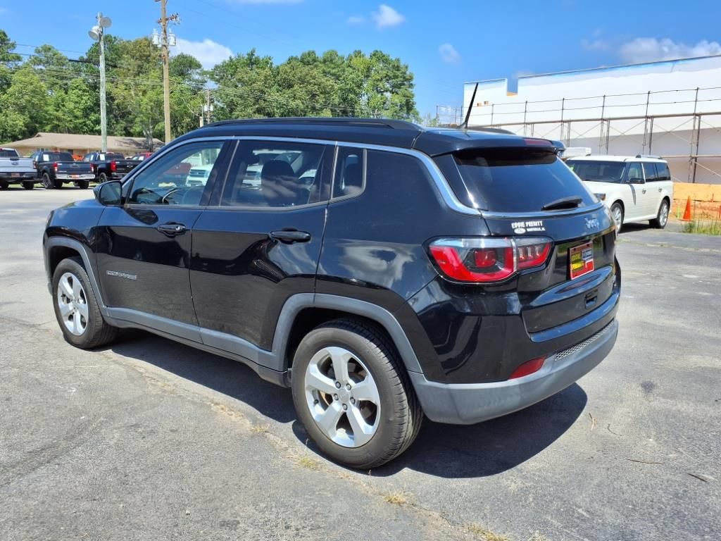Used 2017 Jeep Compass Latitude FWD image 3