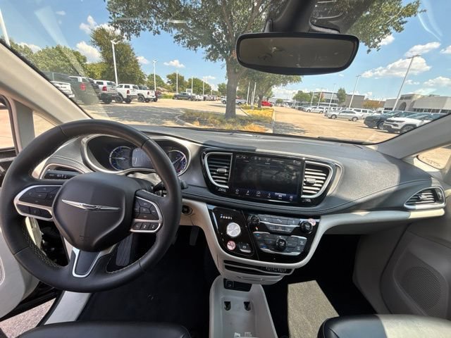 Used 2023 Chrysler Pacifica Touring-L FWD image 17