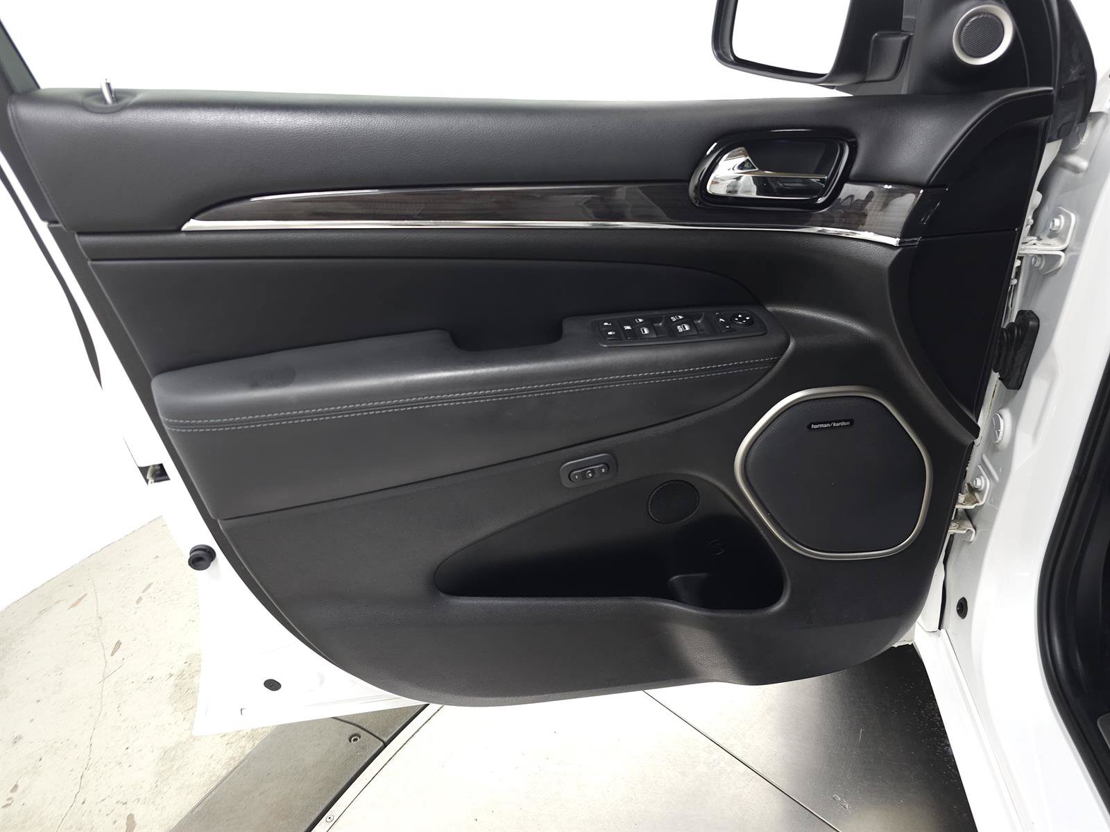 Used 2019 Jeep Grand Cherokee Overland AWD/4WD image 15