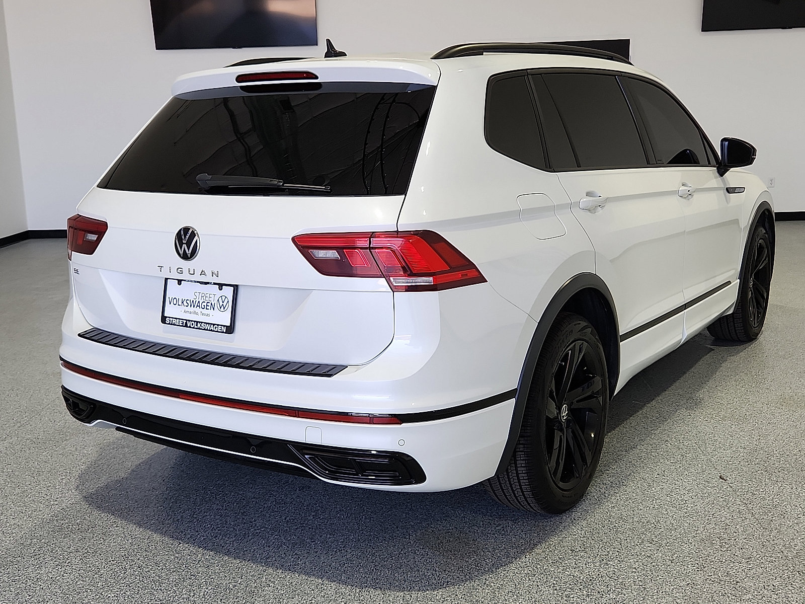 Certified 2023 Volkswagen Tiguan SE R-Line FWD image 3