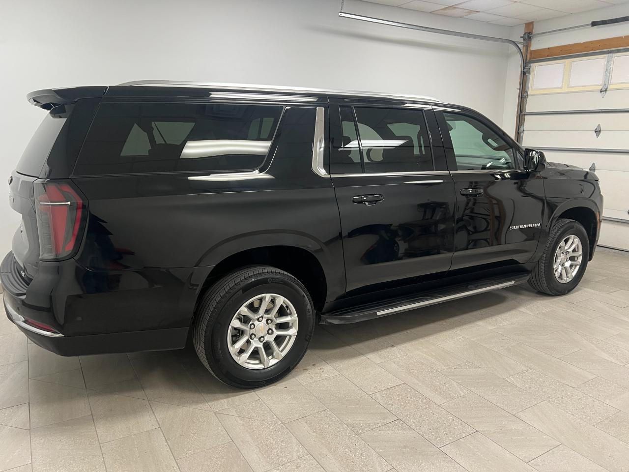 Used 2025 Chevrolet Suburban LT AWD/4WD image 7