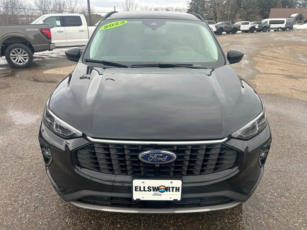 Used 2023 Ford Escape Platinum image 2